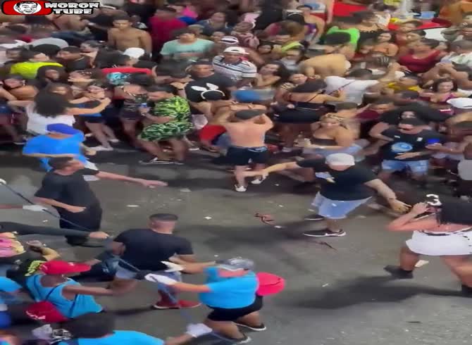 Video :People are only struck by this jerk when they are not looking